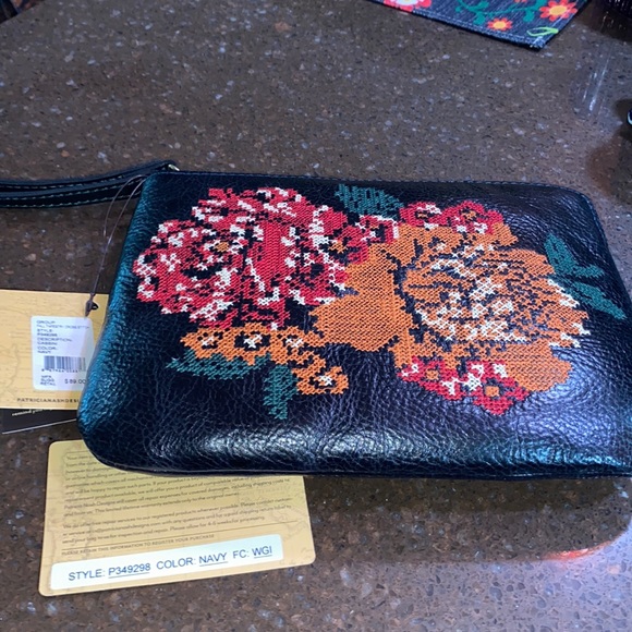 Very nice Patricia Nash large wristlet new with tag - Picture 2 of 5